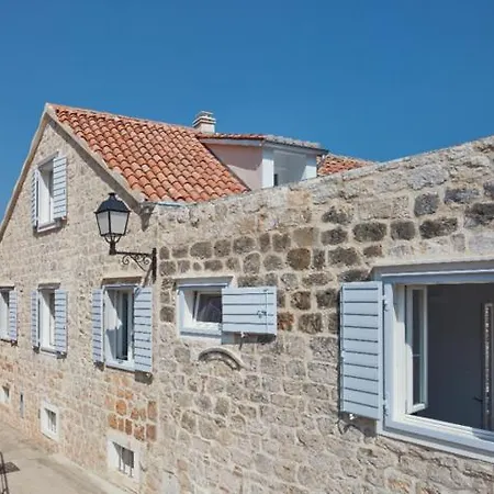 Orange Tree House Βις