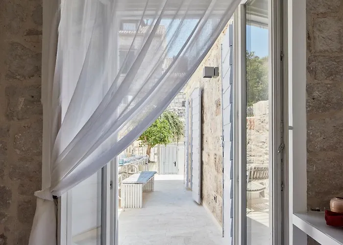 Orange Tree House * Vis